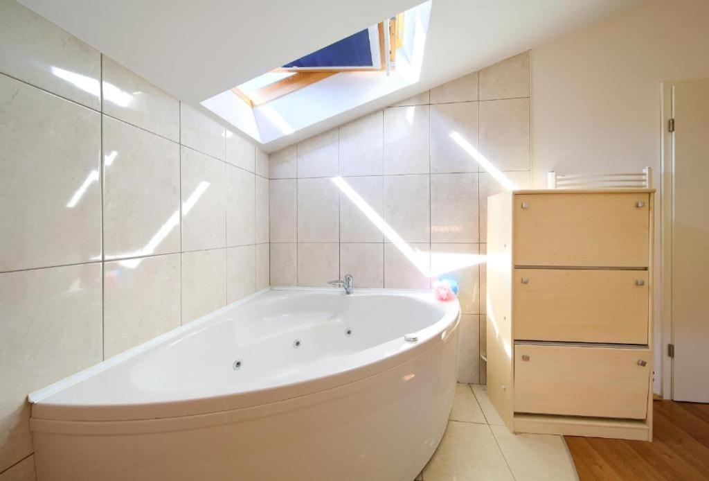 Luxury Apartments Vanessa, Njivice Exterior photo